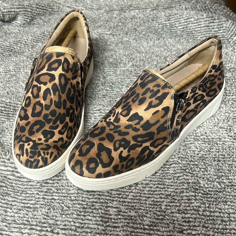 Neutralizer loafers size 6 cheetah print